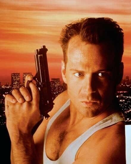 Брус Уилис е в ролята на Джон Макклейна, държащ пистолет вертикално 5x7 снимка умирай трудно