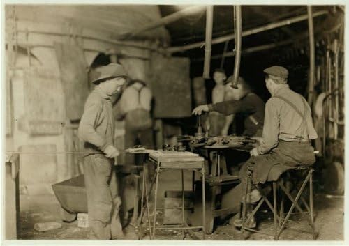 Снимка: Бил, момче-амбулантен търговец, фабрика за стъкло Кантон, Мериън, щата Индиана, Стекольщики, 1908