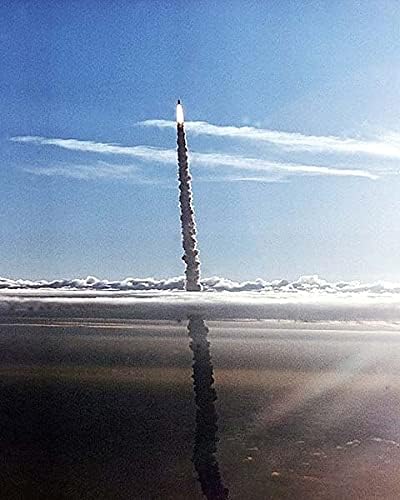 Космическа Совалка Излиза от Основата на Облака Фотопринтом от галогенида Сребро 11x14